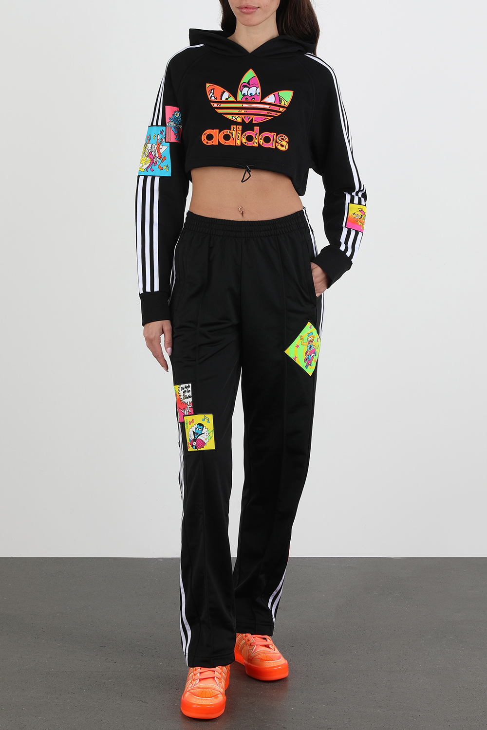 ג'רמי סקוט לאדידס מכנסי ג'וג עם פאצ'ים צבעוניים בצבע שחור